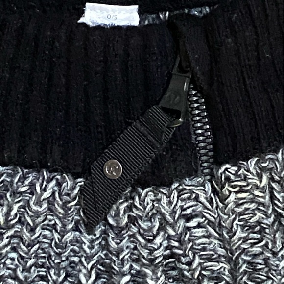 LULULEMON Falling Freely Merino Wool
Knitted Neck Warmer Zip Up Scarf - Picture 8 of 9